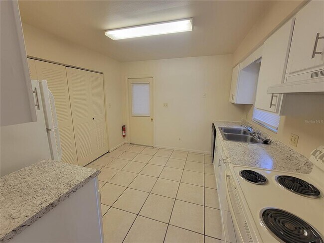 Building Photo - 1428 E Fern Rd