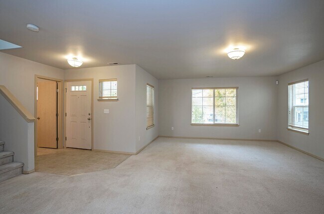 Building Photo - Beautiful Bright and Light 3 Bedroom