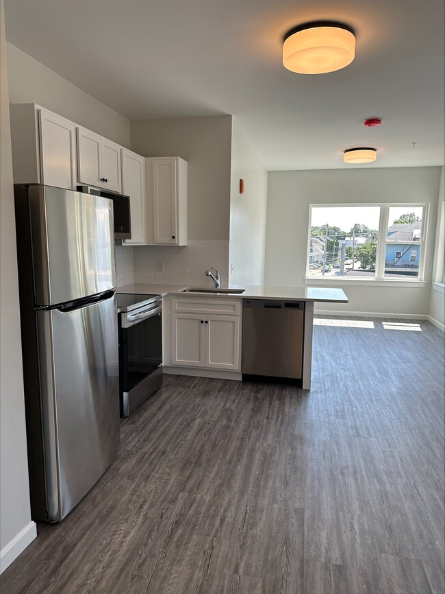Apartamento tipo estudio de 25 unidades, cocina esquinera - 135 - 153 Waterman Ave