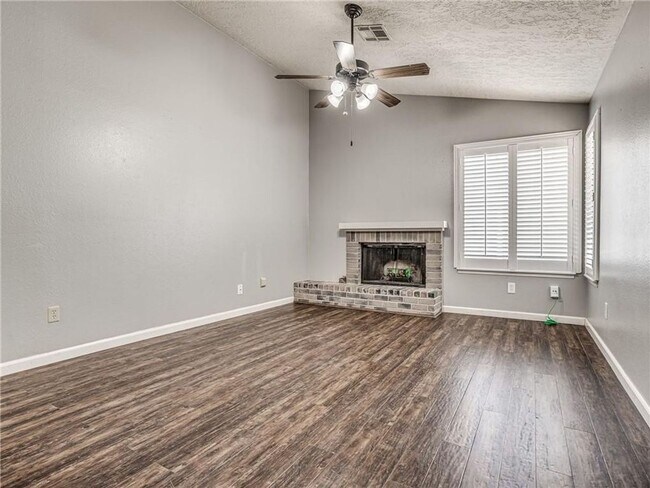 Building Photo - Perfect location right next to Lake Hefner!