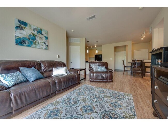 Foto del edificio - 4414 Cedar Springs Rd