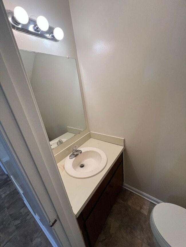 Building Photo - Finally 2 bedroom 1.5 bath available in La...