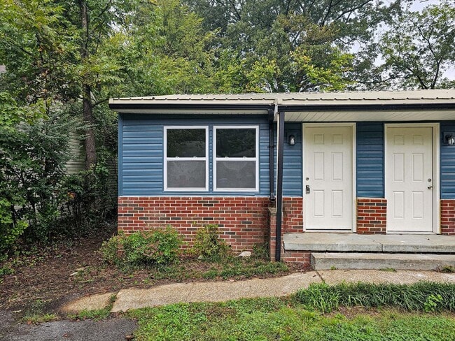 Building Photo - 105 S Howell Ave