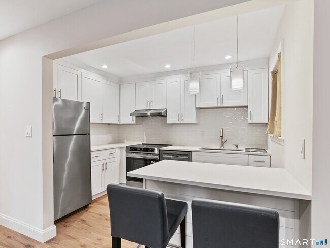 Foto del edificio - 92 Wilton Crest Rd