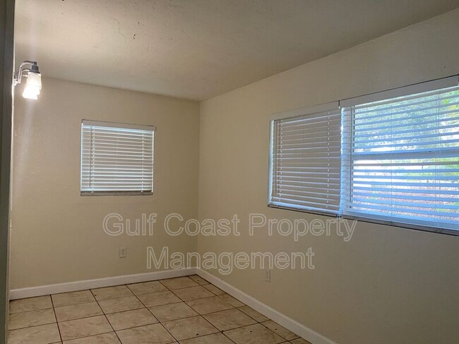 Building Photo - 1341 N Lockwood Ridge Rd