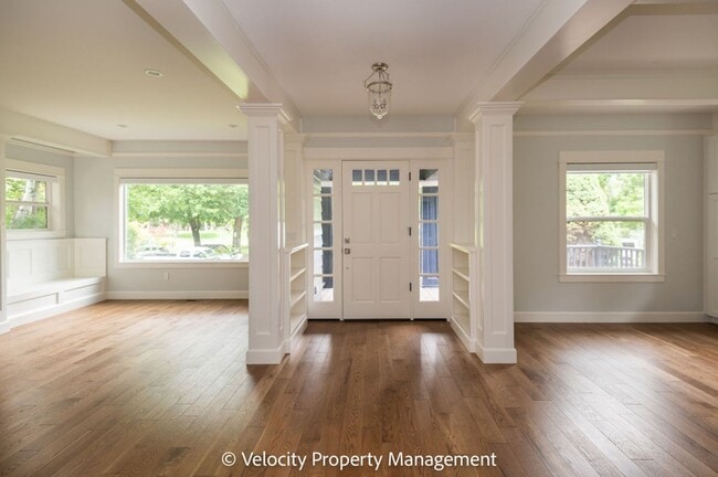 Building Photo - Beautiful Home Across the Street from Drake Park!