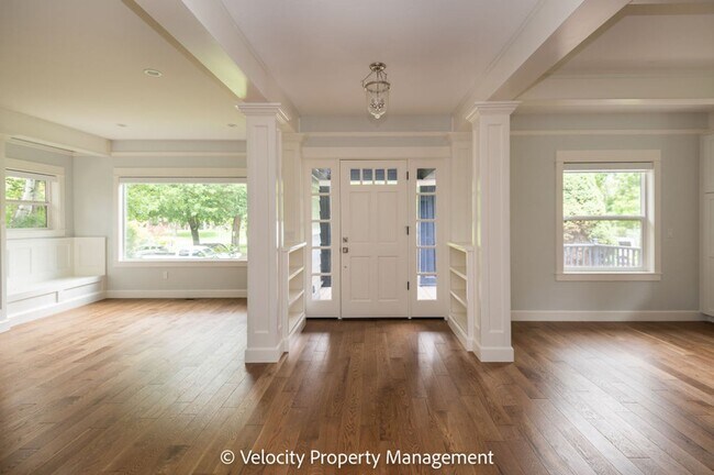 Foto del edificio - Beautiful Home Across the Street from Drake Park!