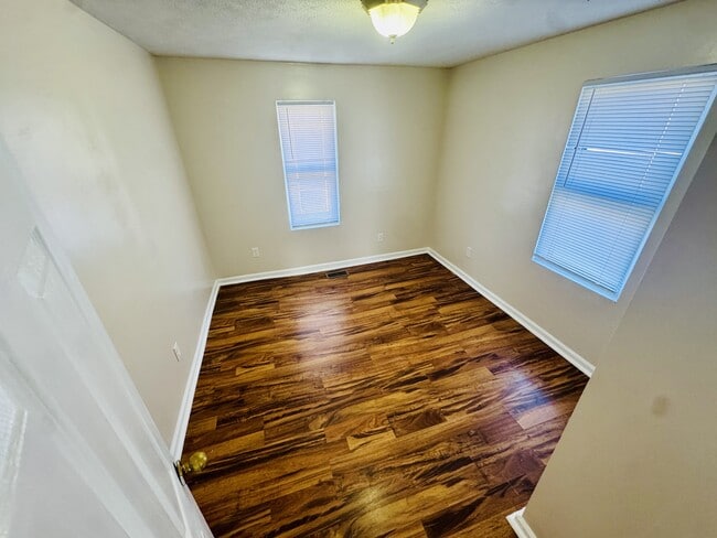 Foto del edificio - 335 Edgewood Rd