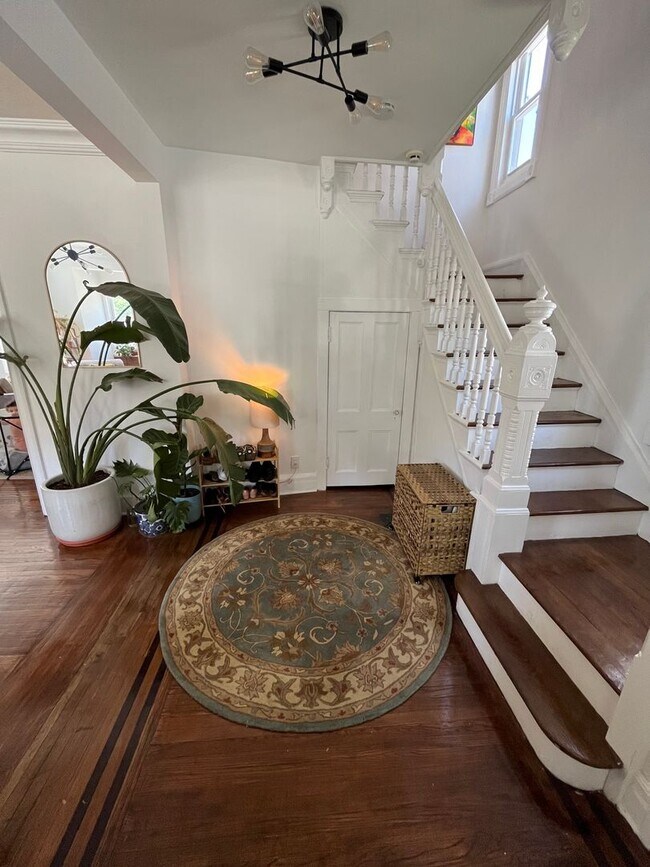 Building Photo - 4 Bedroom House - Poughkeepsie