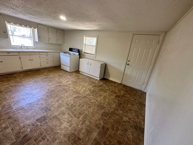 Building Photo - Charming 3 Bedroom House with Fenced Backyard | Conveniently Located near 820 and W. Camp Bowie