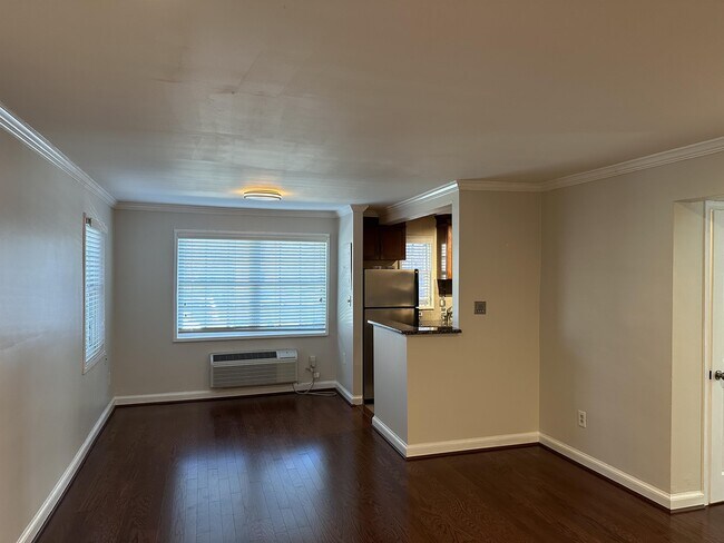 Building Photo - 1718 W Abingdon Dr