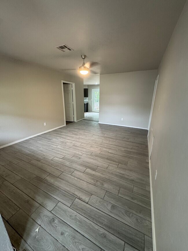 Foto del edificio - 5004 Brookdale Dr