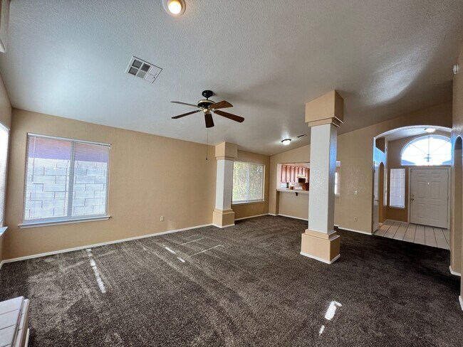 Building Photo - 1605 Los Alamos Dr