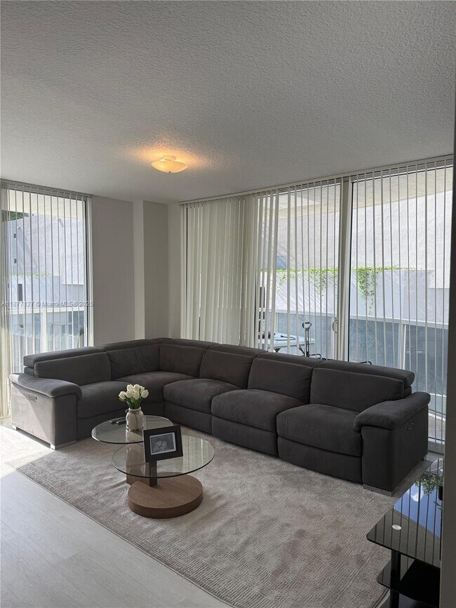 Foto del edificio - 601 NE 23rd St