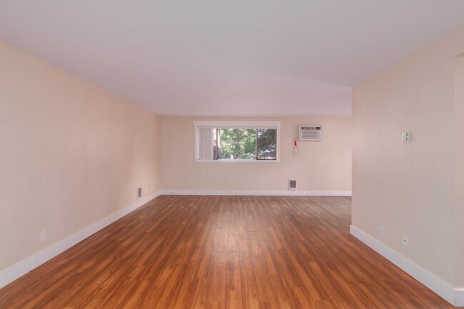 Building Photo - Spacious Home Near EWU!