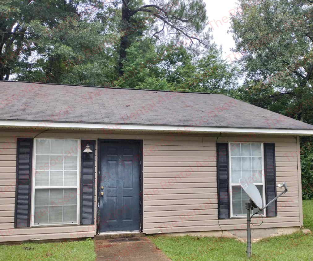 Foto principal - 620 N Farmerville St