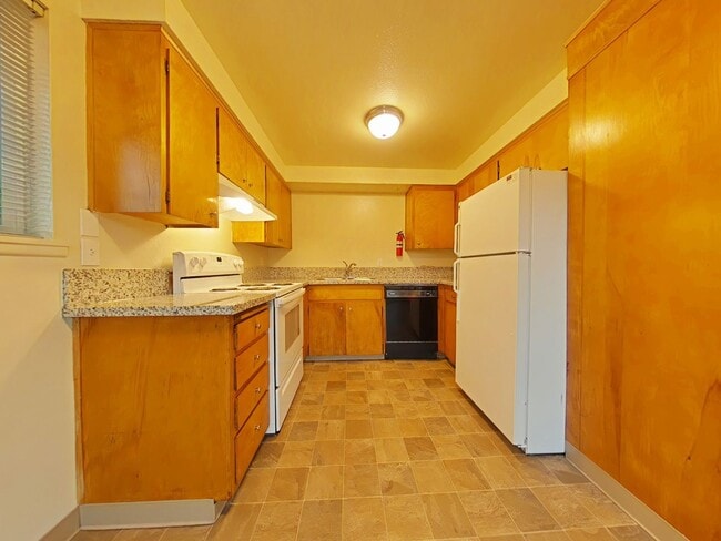 Building Photo - 2 Bedroom Apartment ~ Close to Campus ~ Ca...