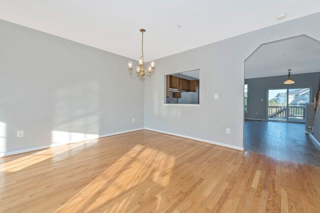 Foto del edificio - Fantastic Townhouse w/ Garage - Quick High...