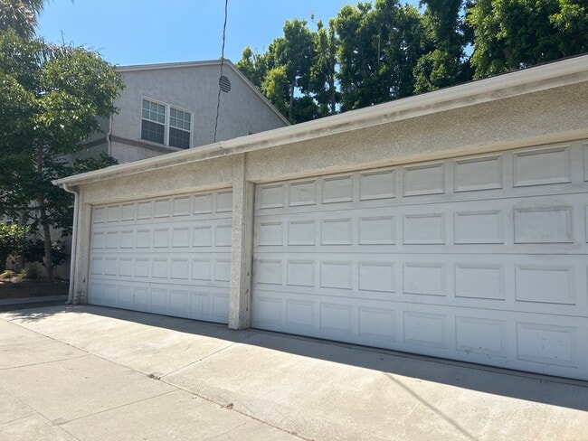 Building Photo - 4303 Beverly Glen Blvd