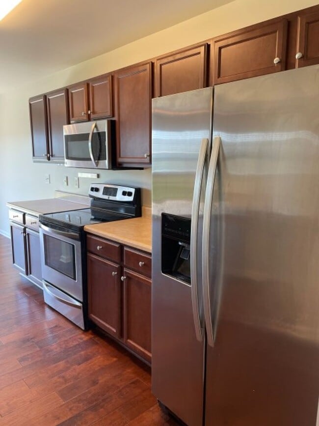 Building Photo - Lovely 5 Bed 3 Bath Home with Community Am...