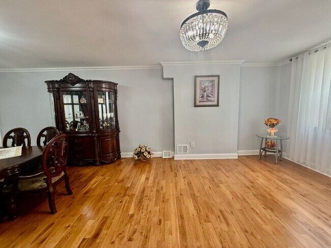 Foto del edificio - SPACIOUS & MODERN 3 BED/2 BA HOUSE w/ Central AC-HARDWOOD Flooring-WASHER/DRYER & Rear PATIO in G...