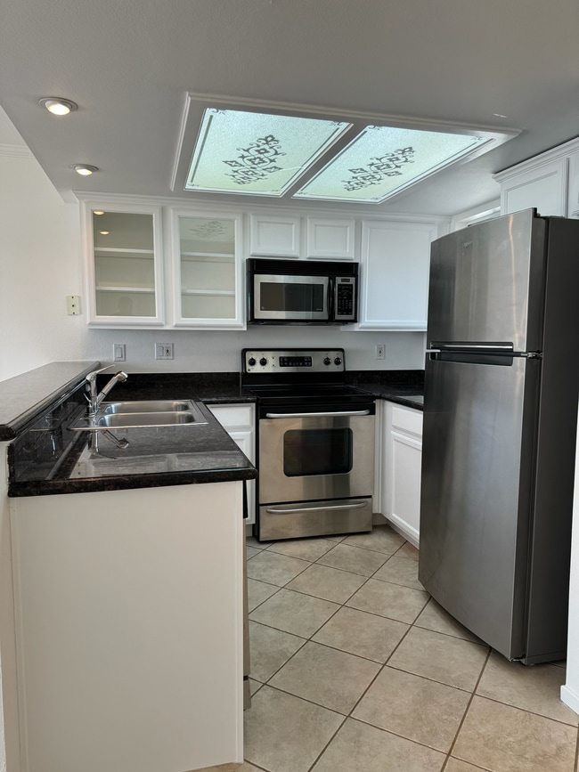 Kitchen - 3440 Hathaway Ave