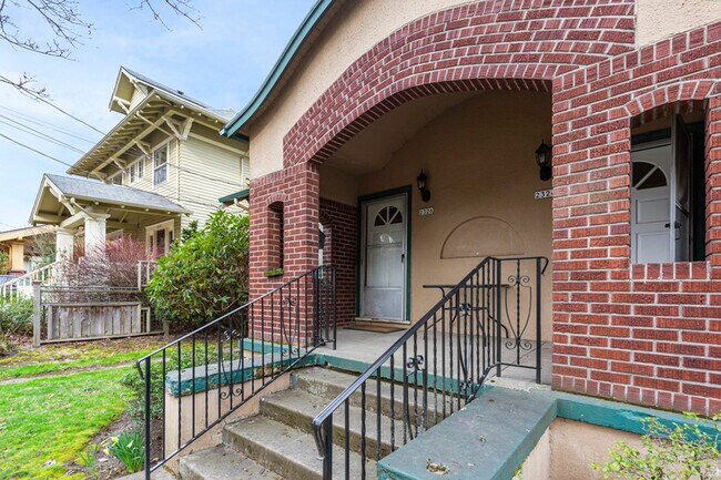 Building Photo - 2326 NE 9th Ave