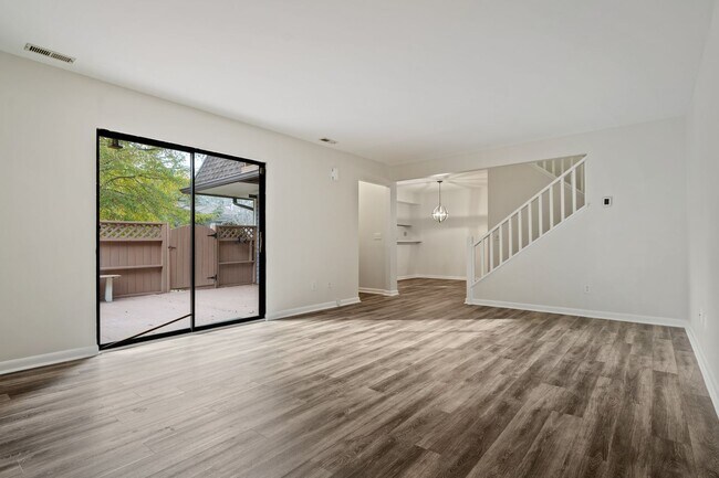 Photo - GREAT LOCATION!!! Large 2bedrm - Mins to U... Townhome