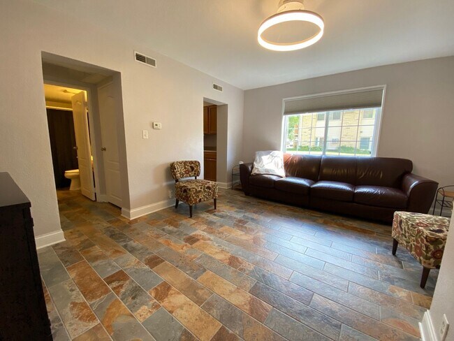 Building Photo - 1 bedroom, 1 bath luxury condo near UIHC, ...