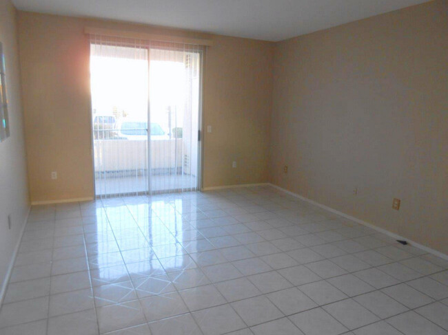 Building Photo - Spacious 3 bedroom Condo w/Garage and Gate...