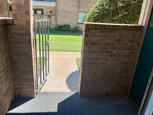Building Photo - 2311 Balsam Dr