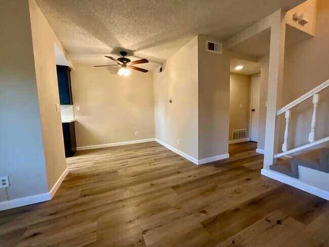 Building Photo - 1072 Townhouse Dr