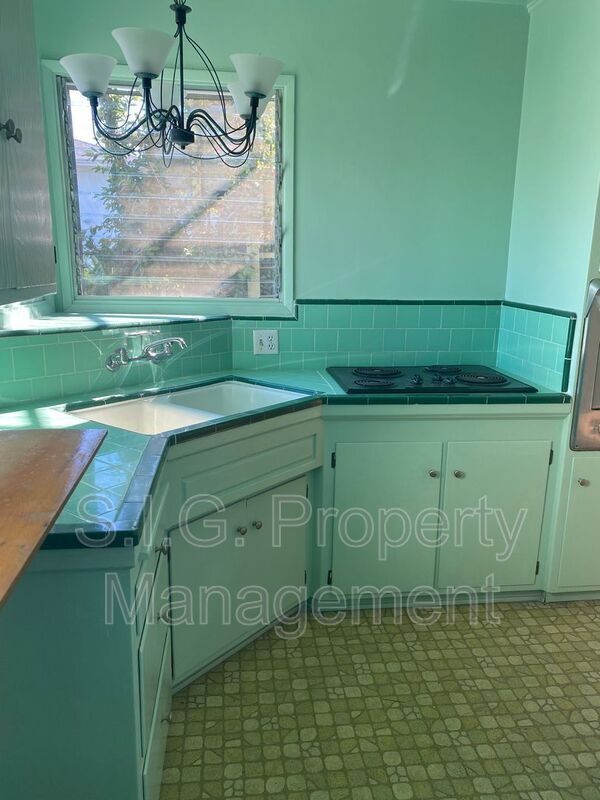 Building Photo - 811 Reeves Pl
