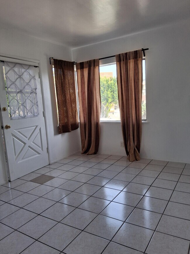 Foto del edificio - 418 E Tamarack Ave