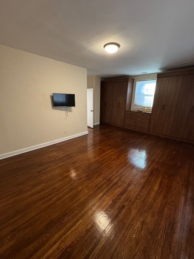 Building Photo - 121 Bentley Ave