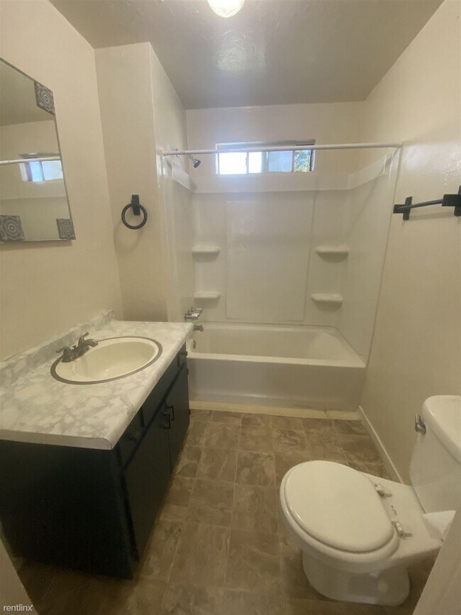 Foto del edificio - 2 br, 1 bath House - 14029 Walnut St