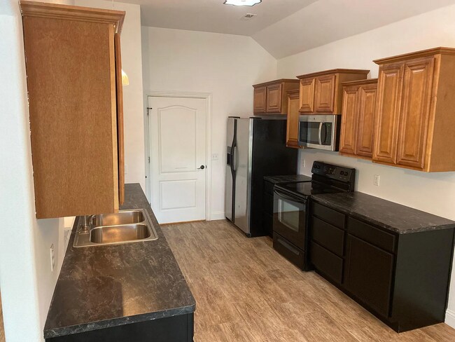 Foto del edificio - Available August 1st! Recently Updated 3-B...