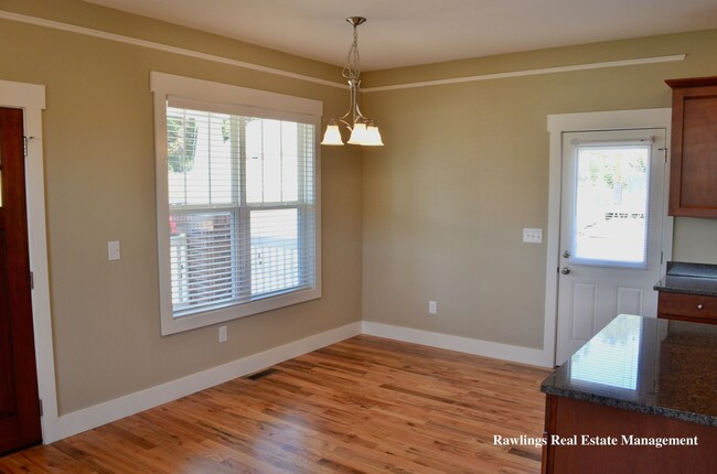 Building Photo - One-Level Cottage in Hyde Park!