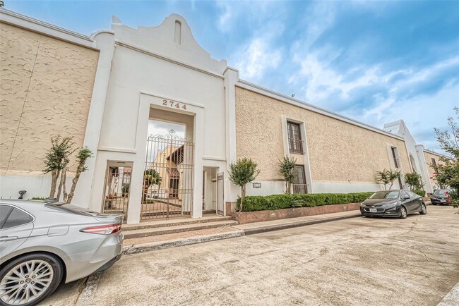 Building Photo - 2744 Briarhurst Dr