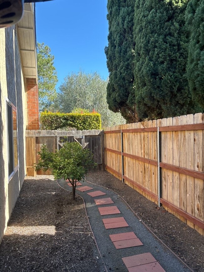 Building Photo - Nice 4 bedroom, 2 bath home