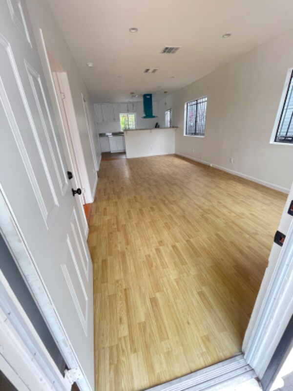Building Photo - 655 E 40th Pl