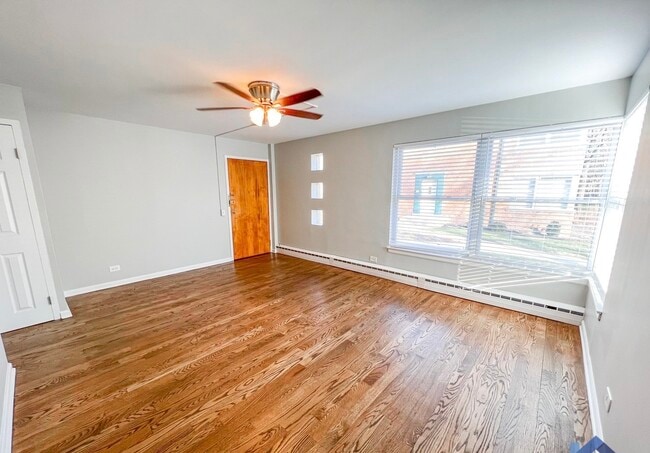 Building Photo - 2112 W Farragut Ave