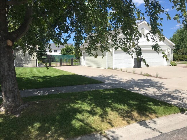 Foto del edificio - Beautiful Single-Level Home with 3-Car Garage, RV Parking & Gorgeous Landscaping