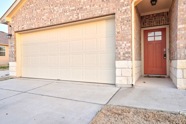 Foto del edificio - Warm & Spacious 3 Bed, 2 Bath Home with Fenced Backyard