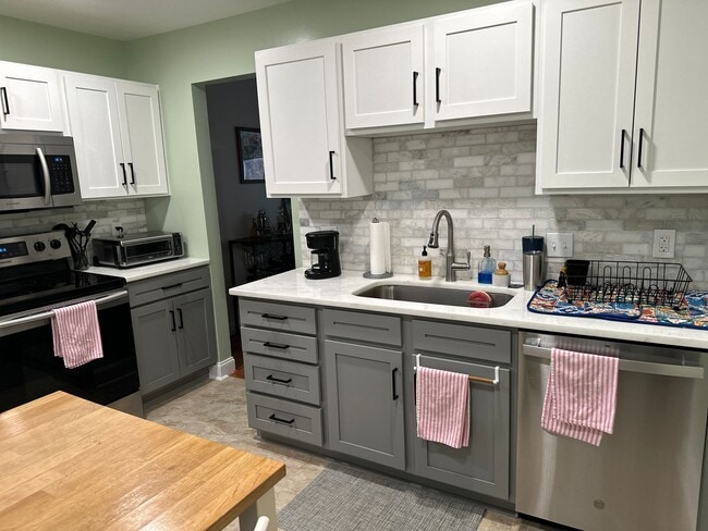 Building Photo - 3 Bed, 2 Bath Townhouse
