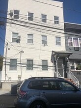 Building Photo - 38 Bleecker St