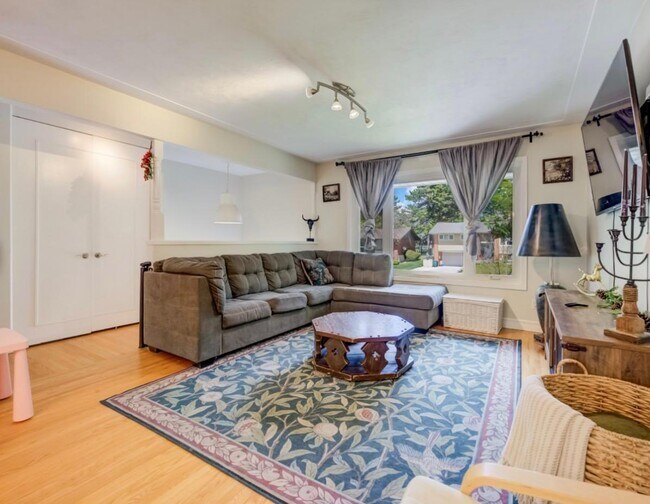 Building Photo - 209 Willowdale Av