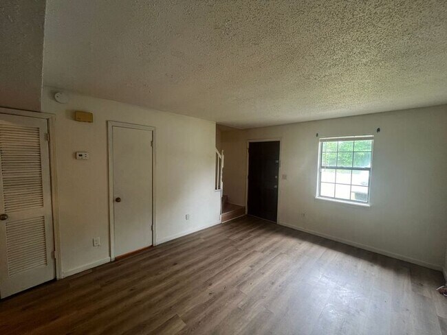 Foto del edificio - 5243 Donlyn Ln