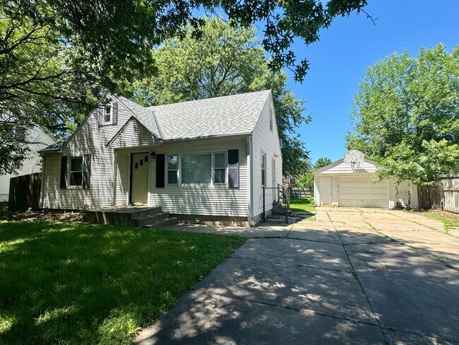 Building Photo - Charming 3 bedroom house close to Wesleyan