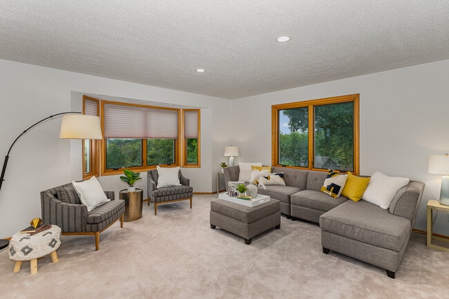 Building Photo - 305 Crestview Dr